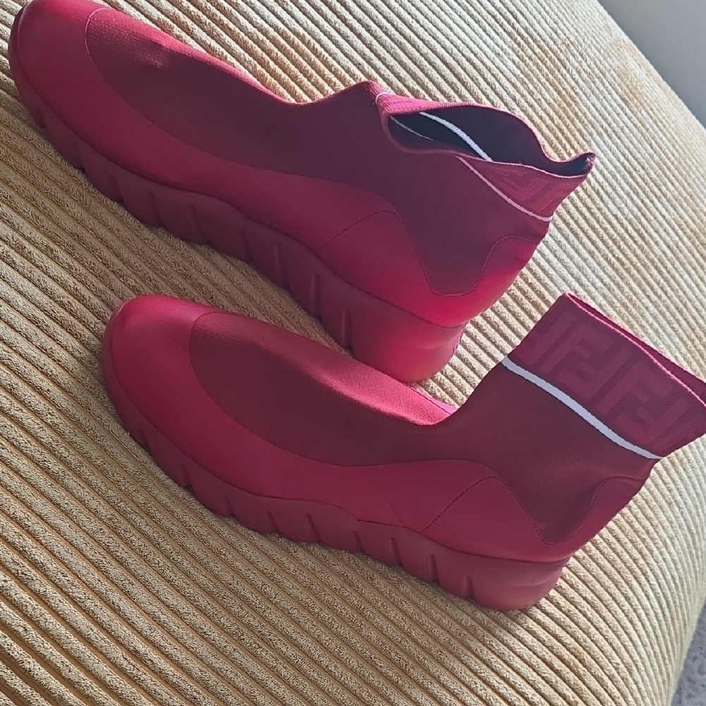 Fendi Red Sneakers Vibrant Style